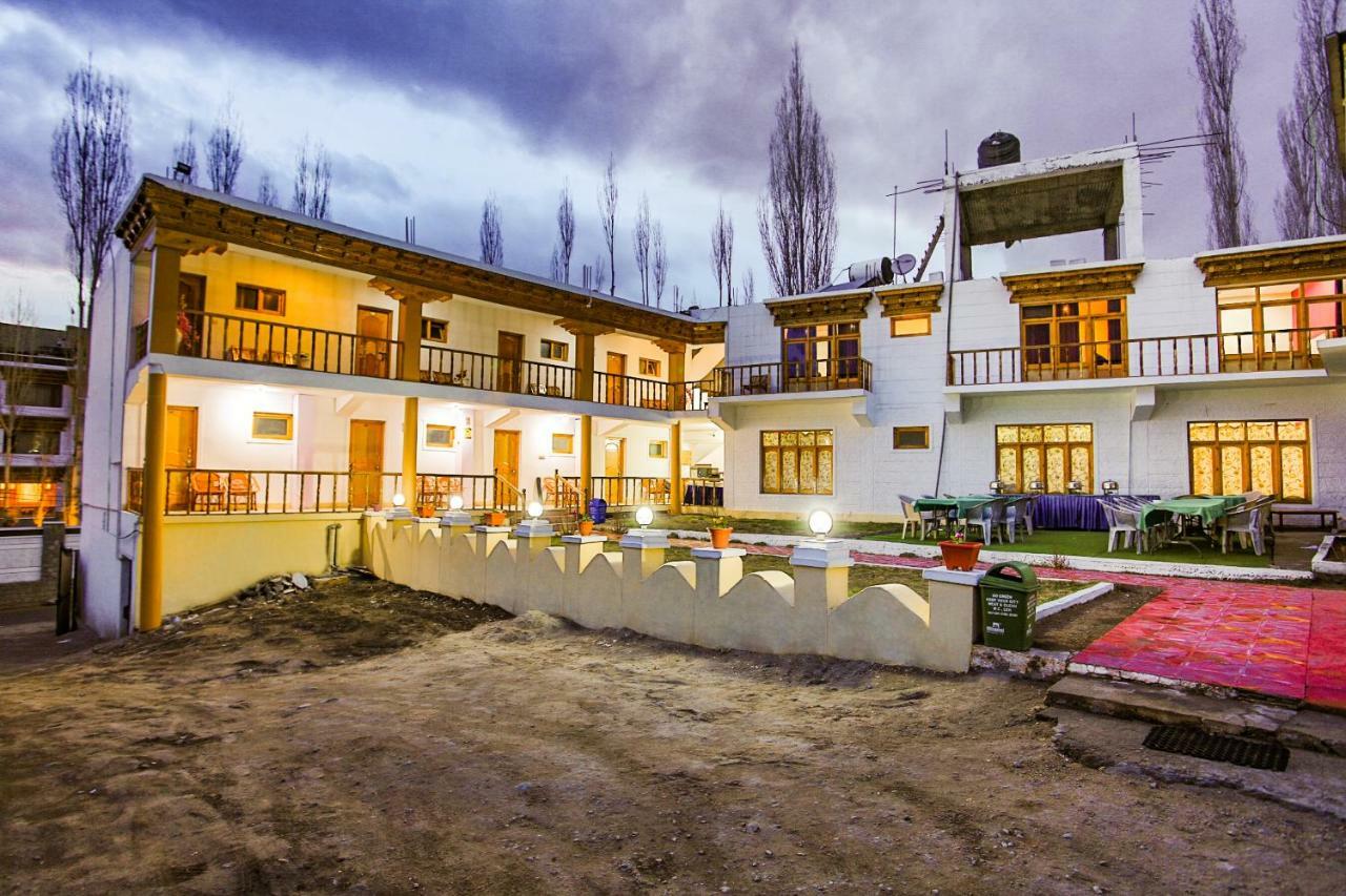 Oyo 37004 City Heart Guest House Leh Exterior foto